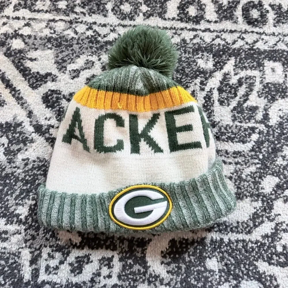 New Era Green Bay Packers knit beanie hat with a pom pom
